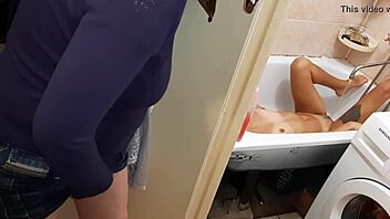 Mačeha vohuni punci v kopalnici, se zadovoljuje! 😳