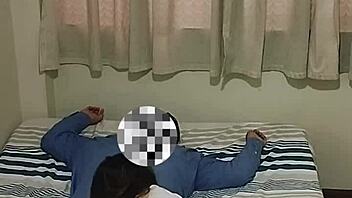 Colegiala Se Entrega a Su Profesor por Aprobar el Curso