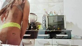 Histórias que o povo conta - safado pega ela de calcinha.