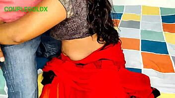 देसी कोमल काम करने वाले लड़के को चोदने को कर दिया मजबूर