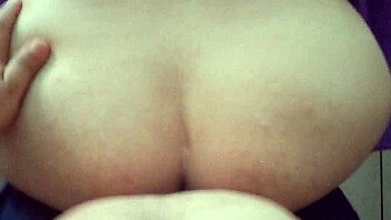 هي، تريد رؤية هذه الميلف المكسيكية المنحنية من الخلف في عمل فويور ساخن؟