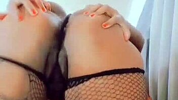 toda PUTINHA na LIVE-STREAMING mostrando o BUCETÃO