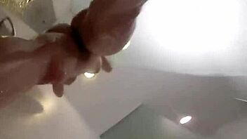 Leya e Lynn em putaria lésbica quente na piscina