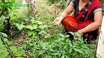 देसी कोमल काम करने वाले लड़के को चोदने को कर दिया मजबूर