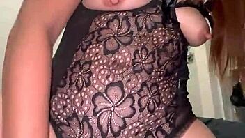 Se unta aceite y monta mi verga hasta llenarse de semen caliente en POV