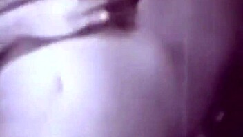 Séculos de lésbicas vintage explorando paixão peluda retrô