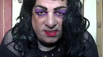 Ujo sissy crossdresser masturboi ja ampuu kumin lattialle kotitekoisessa nöyryytyskohtauksessa