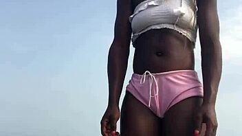 疯狂骚货穿性感衣沙滩猛摇屁股女同风