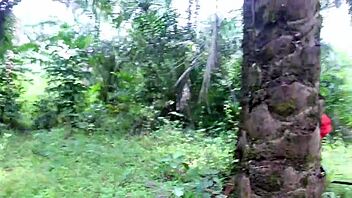 جارة لاتينية فاجرة تدكني بقوة في المزرعة بحركاتها البرية