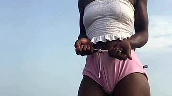 疯狂骚货穿性感衣沙滩猛摇屁股女同风