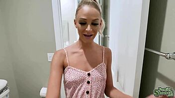 Aviomies kattoo appiukon nussivan vaimoaan ja tyttärensä kylppärissä!