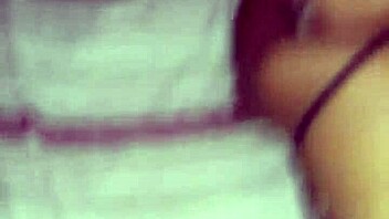 وحيد مع أخت زوجي الصغيرة، هي تغري في تنورتها قبل الحفلة، تعرف