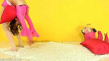 i'm a contortionist in pantyhose, watch me twist in nylon acrobatics!