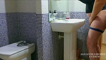 novio masturba a mi amiga embarazada mientras follamos en trio