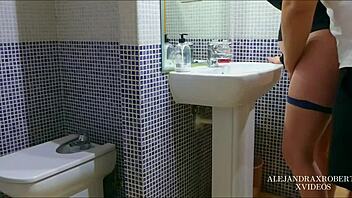 novio masturba a mi amiga embarazada mientras follamos en trio