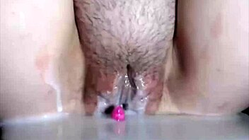 Óriási cicik és szőrös tejelő picsa, mi a titka ennek a ribancnak?