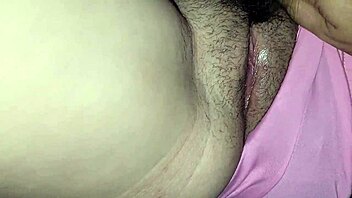 Моя индийская падчерица показывает трюки, пока мы смотрим ТВ и стонем.