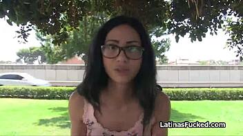 Latina cu sâni mari își expune și primește gâtul înghițit și pizda futută puternic