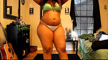 Thick Ebony Girl Jiggles And Dances Seductively