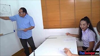 תלמידות תאיות לא מספיקות מהזין הענק של המורה בכיתה