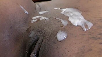 Čokoládová tínedžerka 18+ dostáva cum na piču v amatérskej akcii