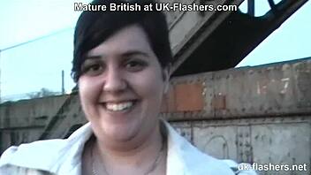 Ehi, guarda questa grassona britannica che si masturba selvaggia in bar pubblico