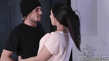 Zayıf esmer MILF'in ilk sert sikişi HD'de