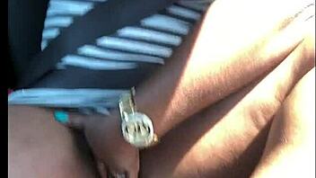 इबोनी मिल्फ घरेलू कार टेप में स्ट्रिप टीज