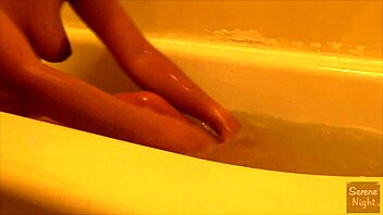 Fürdőzés borotvált punci fetish sessionnel