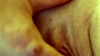 Noseča lepotica strastno prstka svojo pičko