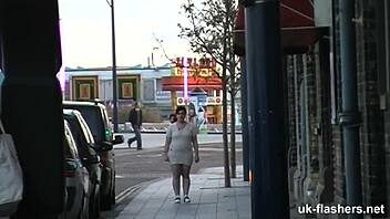 Oi, погледај ову британску дебелу како дивље мастурбира у јавном бару