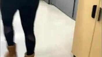 Хей, ти ли контролираш Lovense Lush играчката в обществено място в Ace Hardware?