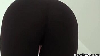 Snydende britisk milf Gill Ellis viser store meloner 😍