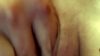 Embarazada se mete dedos con pasión