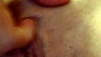 Embarazada se mete dedos con pasión