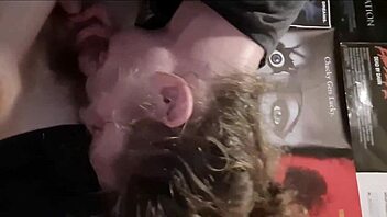 Amigo quente chupando meu pau e dedilhando meu cu enquanto eu gemo por mais em ação selvagem.