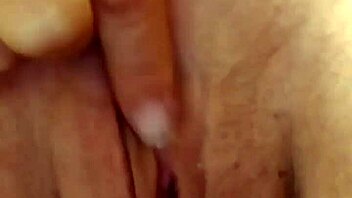 Noseča lepotica strastno prstka svojo pičko