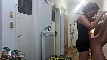 Ben seksi eş, o bu gece strap-on orospum