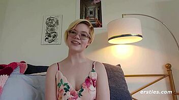 Pearl Masturbates with Butt Plug Inserted 😍