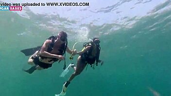 Sugarbabestv φέρνει καυτό υποβρύχιο ελληνικό πορνό με μικρόσωμη 18+ έφηβη. Δες τις σαγηνευτικές κινήσεις της σε δράση.