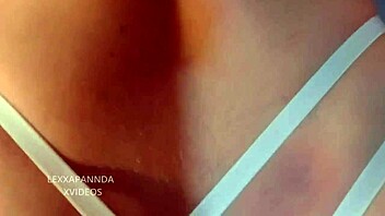 Chica de tanga blanco me convence para follar sin condon