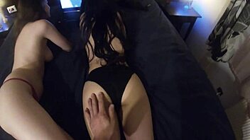 Sperma op voeten van Mel en Sissi.