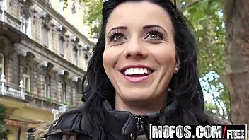 Mofos pickup s euro hottie Vicky Love. Epický facial při veřejném venkovním cucání!