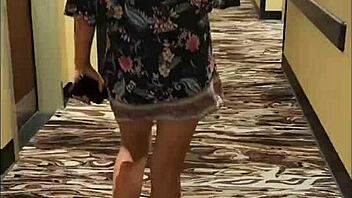 MILF pake kacamata masturbasi sebelum ngentot keras di hotel.