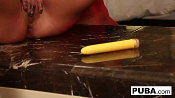 Dve vruće brinete lezbijke dele bananu pre nego što svrše zajedno