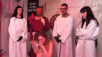 यह सबमिसिव बेब लंड पर जोर से सवार होती है, फिर गंद से मुंह में लेती है वॉयर फेटिश सीन में।