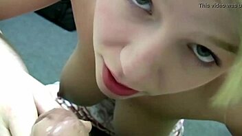 Nem bírom ki, hogy ne adjak mellbimbót a nagy cicis szomszédnak!