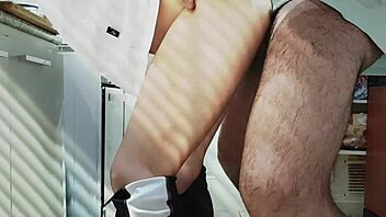 Keittäessäni poikaystäväni liu'uttaa mua kurkulla hassuun lounas hauskaan