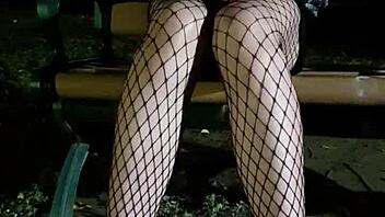 中国变装者tingting在户外穿着渔网袜自慰