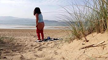 Atrapé a una MILF curvy desvistiendo y ejercitando desnuda en la playa. Sus tetas naturales eran hipnóticas.